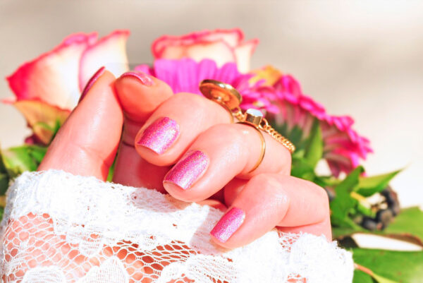 Manos que inspiran: arte y técnica en manicure.