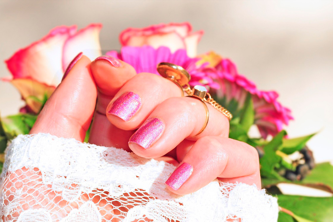 Manos que inspiran: arte y técnica en manicure.